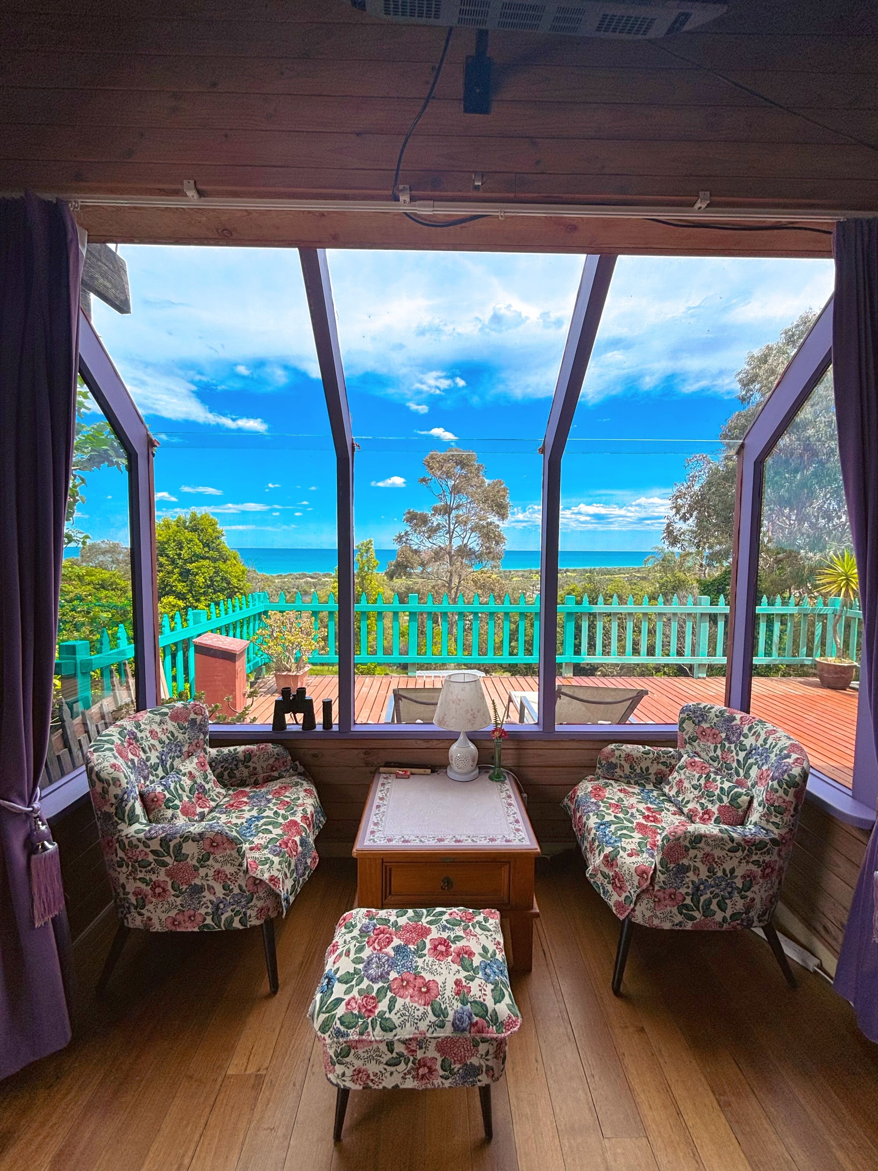 Habitación doble romántica, 1 cama Queen size, vista al mar | Artículos del minibar gratis y decoración personalizada 