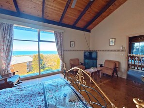 Classic Penthouse, 1 Bedroom, Ocean View | Bar mini percuma, dihias secara berasingan 