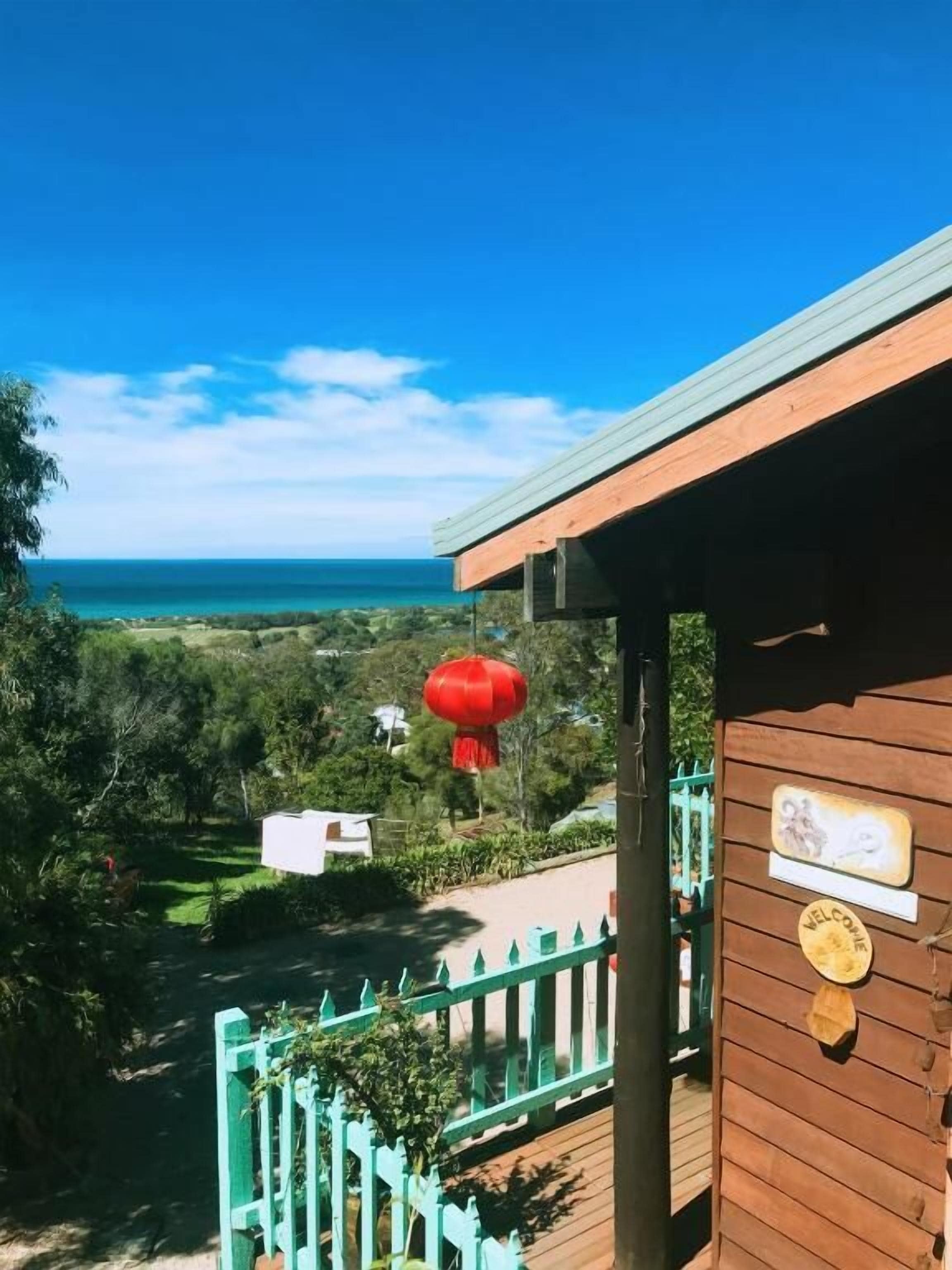 Artículos del minibar gratis y decoración personalizada 