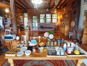 Tägliches inbegriffenes kontinentales Frühstück