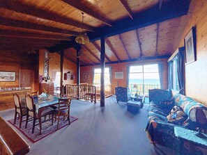 Classic Penthouse, 1 Bedroom, Ocean View | Ruang tamu | TV skrin rata 