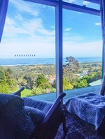 Minibar con artículos gratuitos y decoración personalizada 