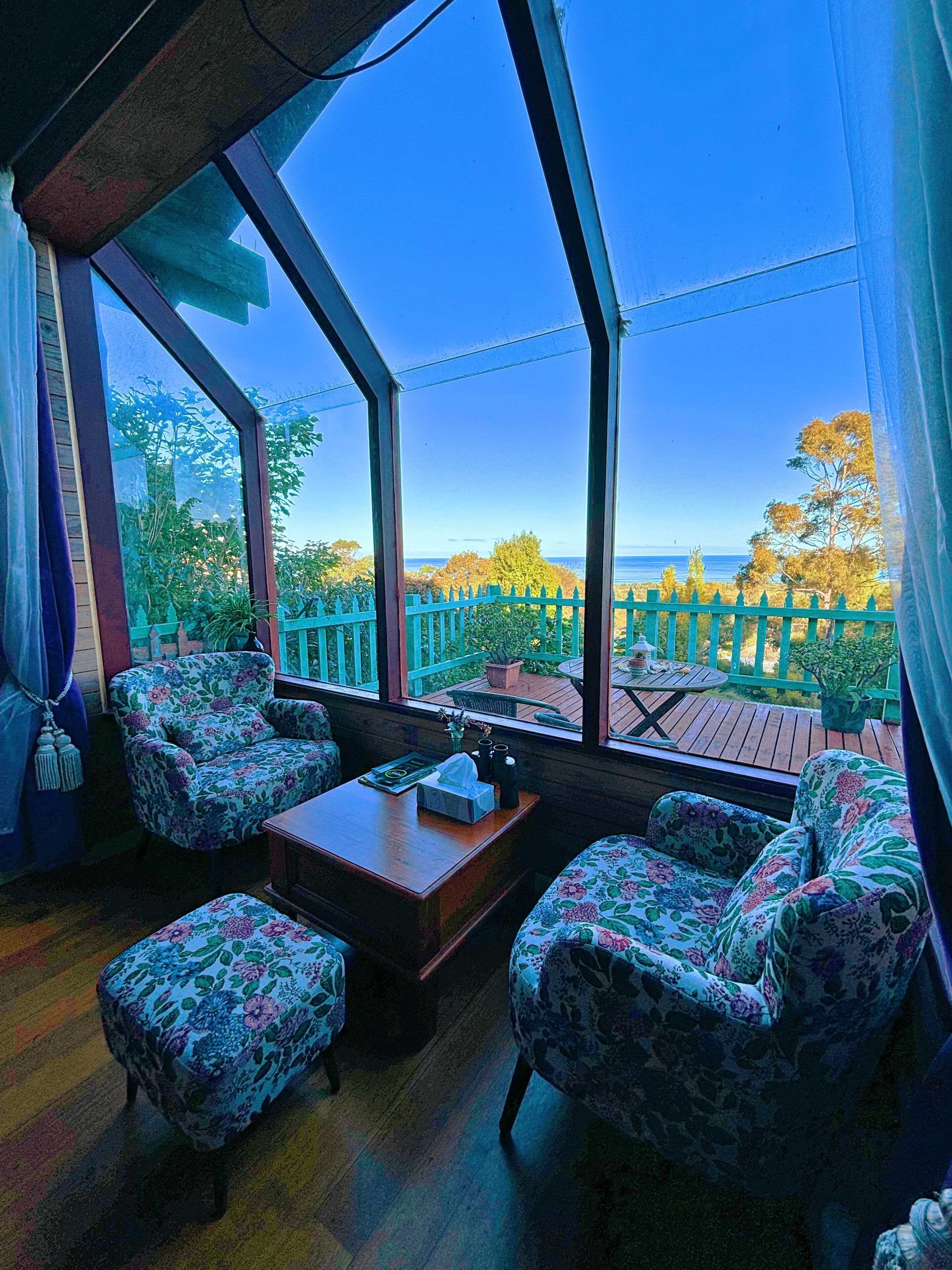 ロマンティック ダブルルーム クイーンベッド 1 台 シービュー | ミニバー (無料)、客室ごとに異なる装飾、客室ごとに異なるインテリア、遮光カーテン