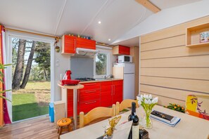 Kühlschrank, Mikrowelle, Herdplatte, Wasserkocher mit Kaffee-/Teezubehör