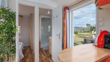 2 quartos, cofres nos quartos, escrivaninha, quartos à prova de som