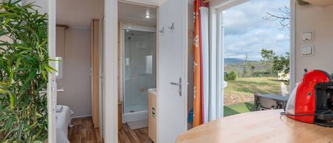 2 dormitorios, caja fuerte, escritorio y sistema de insonorización