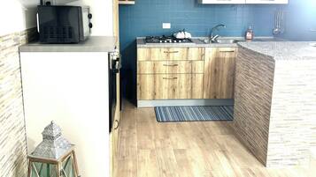 Kühlschrank, Mikrowelle, Ofen, Herdplatte