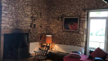 Een open haard, boeken en een stereo