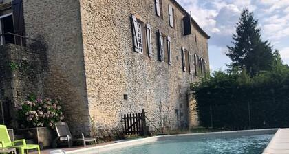 Périgord noir, demeure de charme avec piscine privée dans propriété