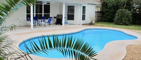 Piscine extérieure, chaises longues
