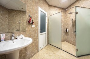 Family Room, City View | Bathroom - A25 Hotel -  96 Hai Ba Trung (Hanoi)