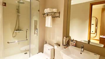 Habitación Premium doble de uso individual, varias camas, vistas a la ciudad | Baño | Artículos de higiene personal gratuitos, secador de pelo y albornoces