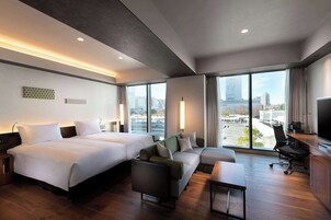Quarto duplo premium, 2 camas de solteiro | Área de estar | TV de tela plana