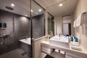 Separate tub and shower, free toiletries, hair dryer, slippers - DoubleTree by Hilton Tokyo Ariake (Tokyo)