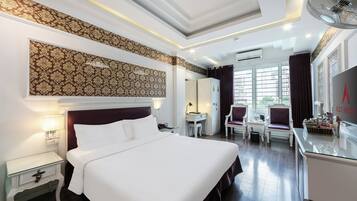 Deluxe dubbelrum | Minibar, värdeförvaringsskåp på rummet och mörkläggningsgardiner