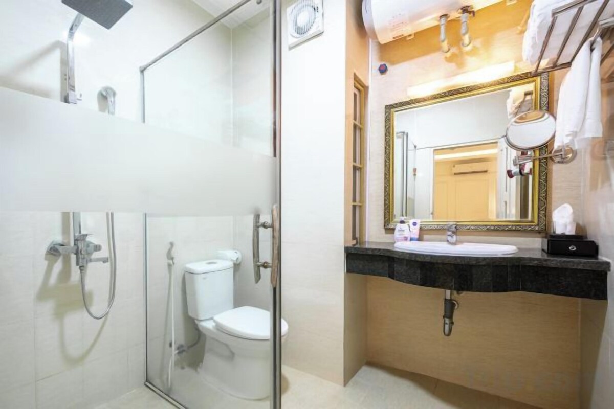 Badkamer | Een douche, gratis toiletartikelen, een haardroger, badjassen