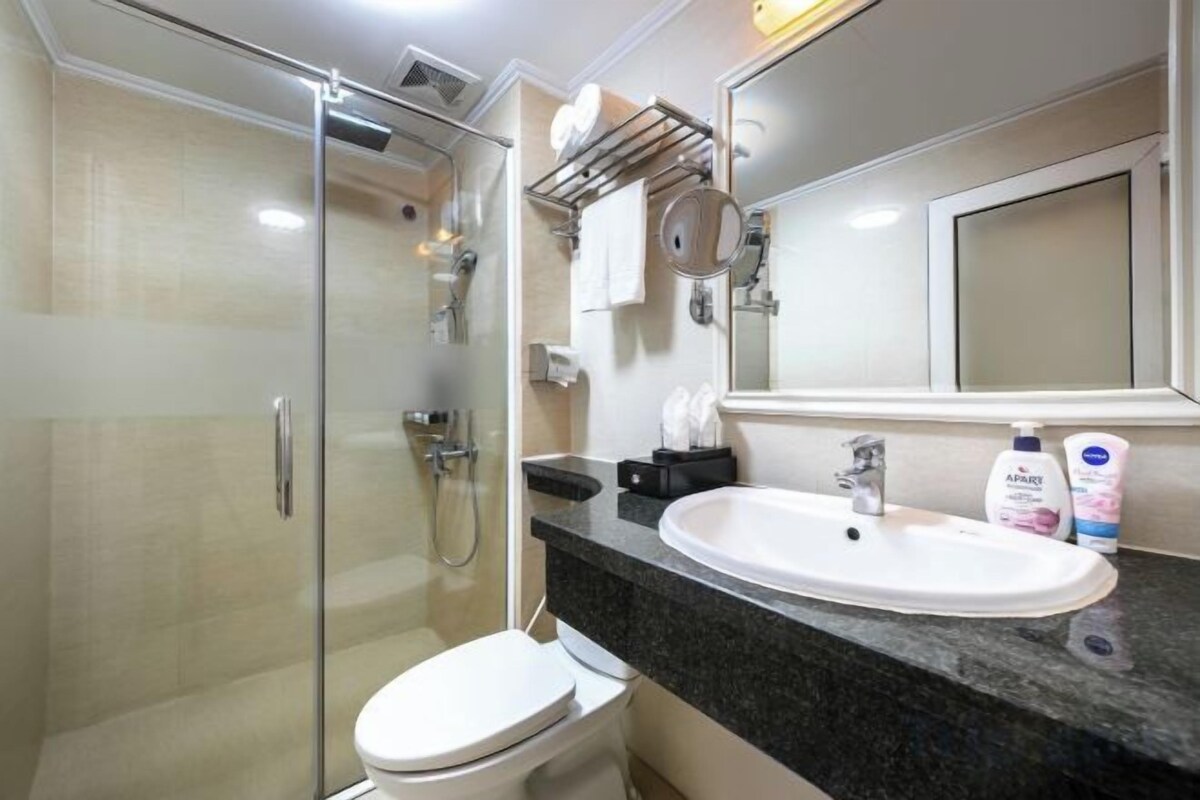 Baño | Ducha, artículos de higiene personal gratuitos y secador de pelo