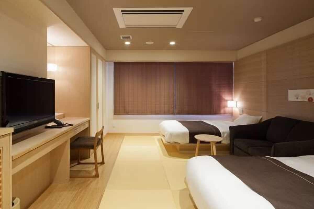 Ropa de cama de alta calidad y caja de seguridad en la habitación