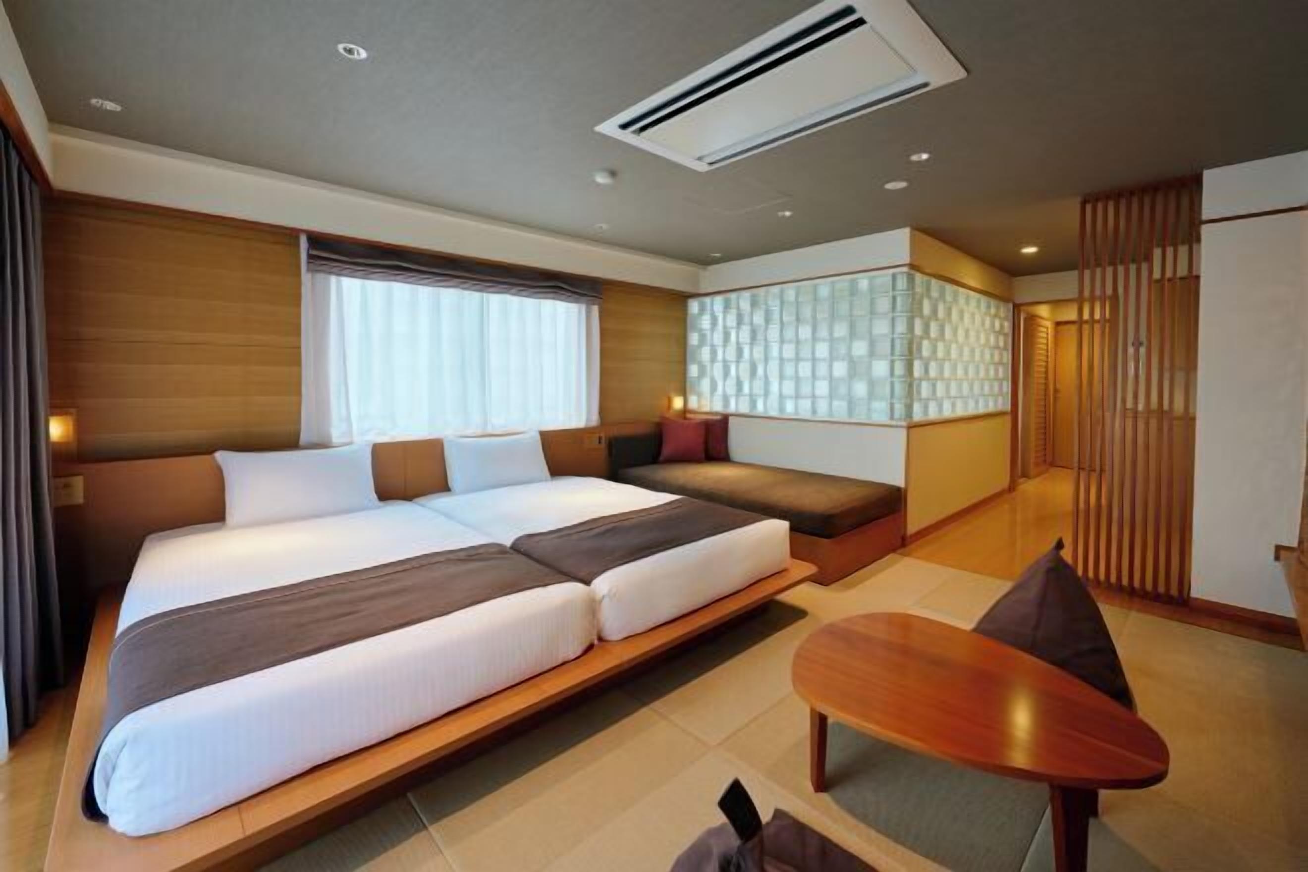 Premium bedding, in-room safe, free WiFi