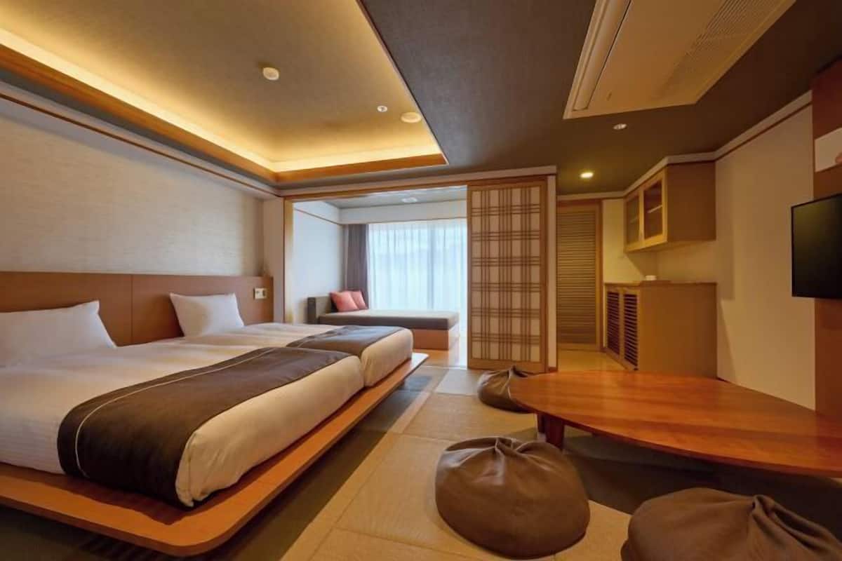Ropa de cama de alta calidad y caja de seguridad en la habitación
