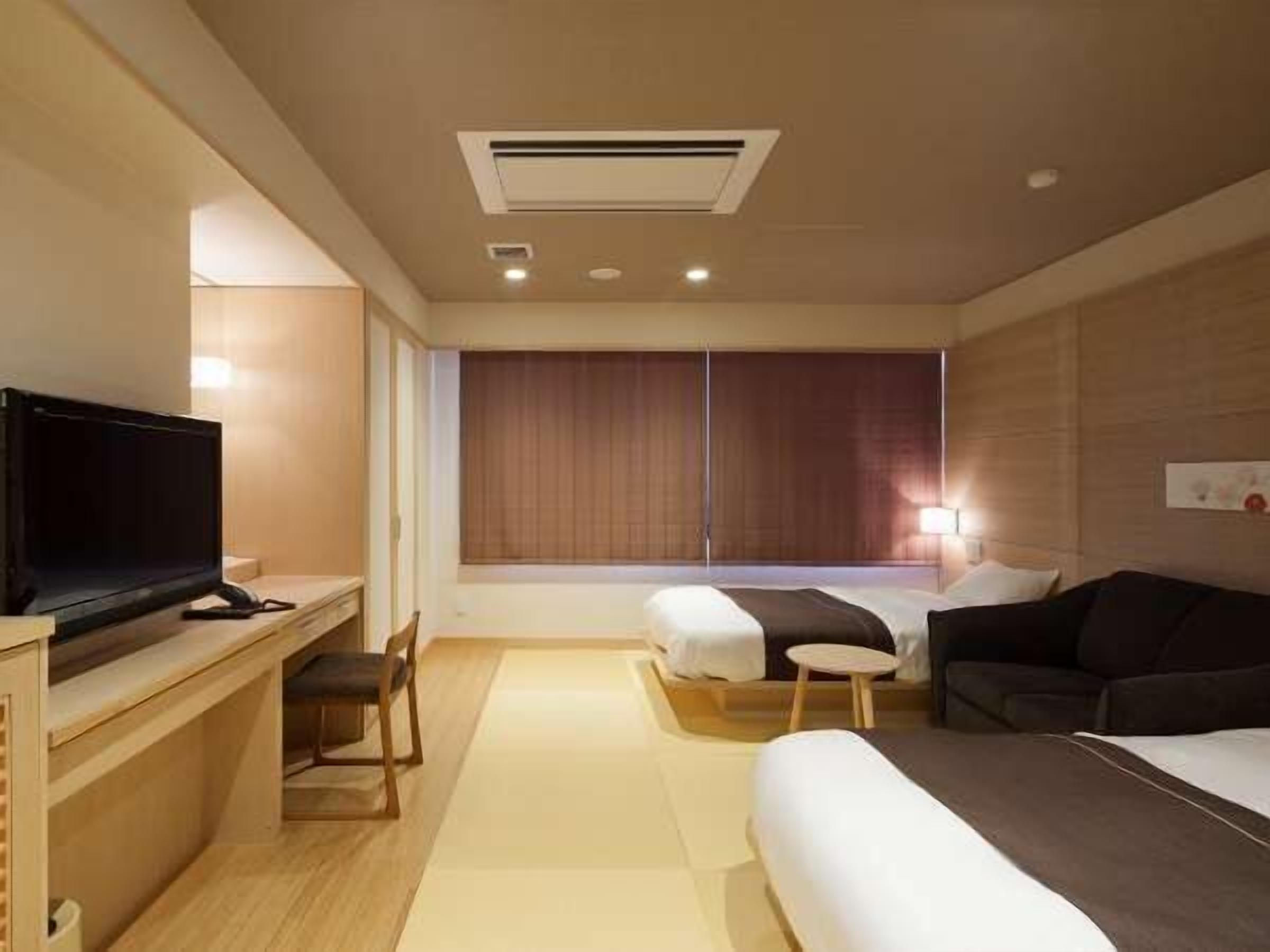 Premium bedding, in-room safe, free WiFi