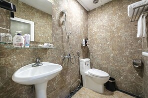 Deluxe Premium Double Room | Bathroom | Shower, free toiletries, hair dryer, bathrobes - A25 Hotel - 185 - 187 Lo Duc (Hanoi)