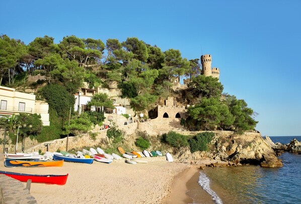 Una spiaggia nelle vicinanze
