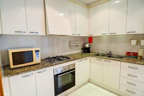 Kühlschrank, Mikrowelle, Ofen, Geschirrspüler