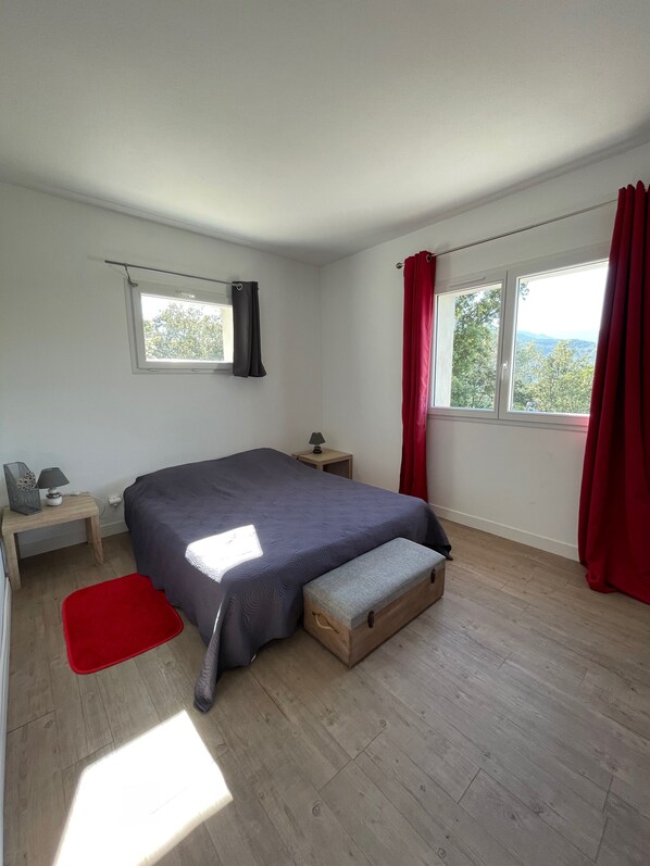 4 bedrooms, iron/ironing board, WiFi, bed sheets