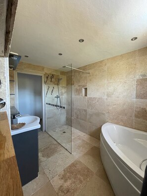 Badkar/dusch, hårtork och handdukar