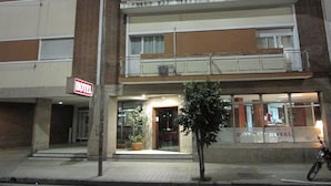 A hotel with a signboard, a balcony, and a storefront. - Hotel Royal (Córdoba)