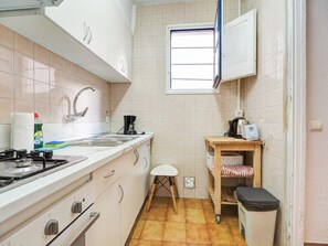 Fridge, microwave, oven, coffee/tea maker