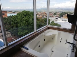 Suite (Master) | Jetted tub