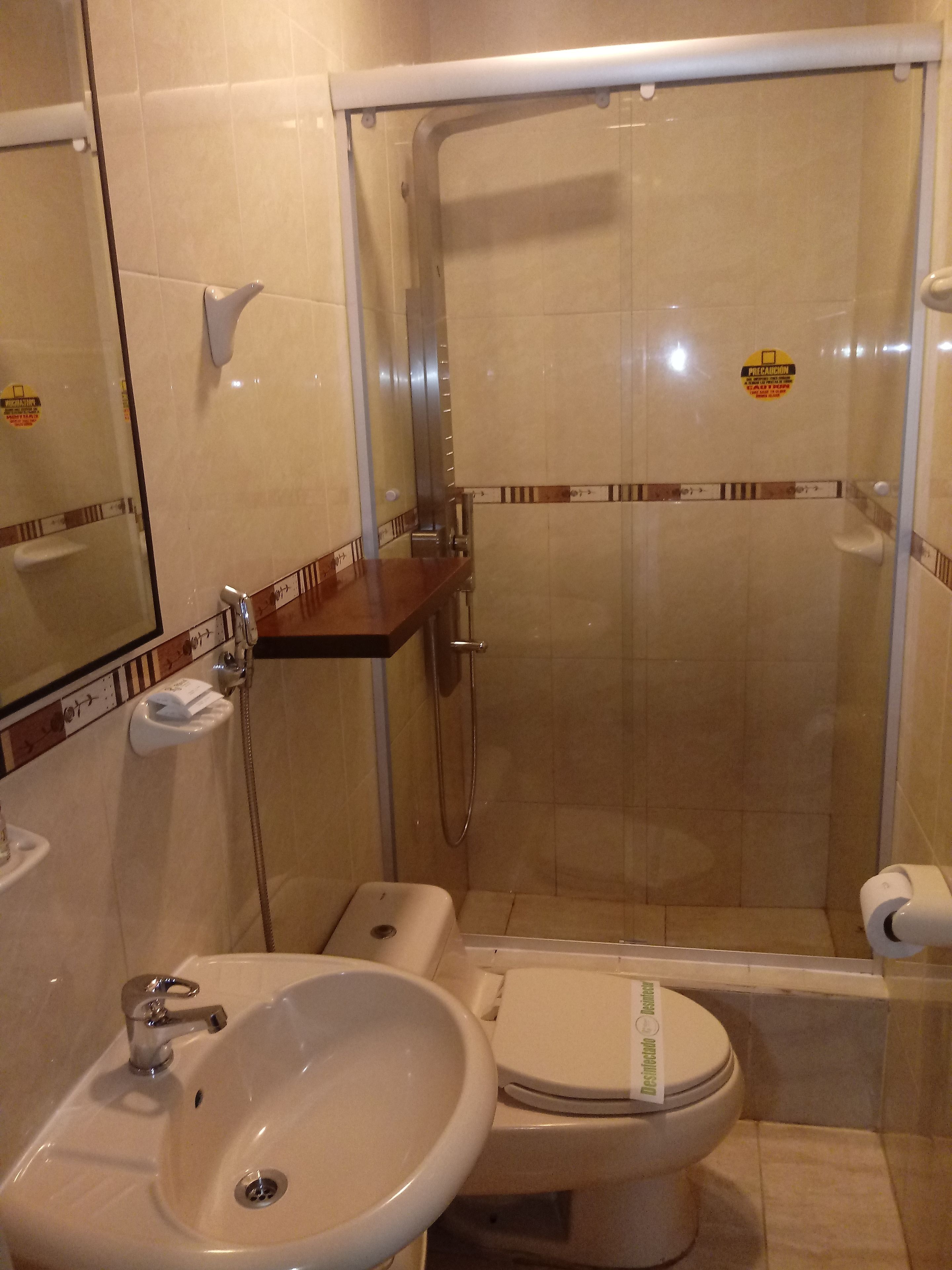 Ein Badezimmer mit Waschbecken, Toilette und einer Duschkabine.