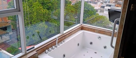 Suite (Master) | Minibar, desk, soundproofing, free WiFi