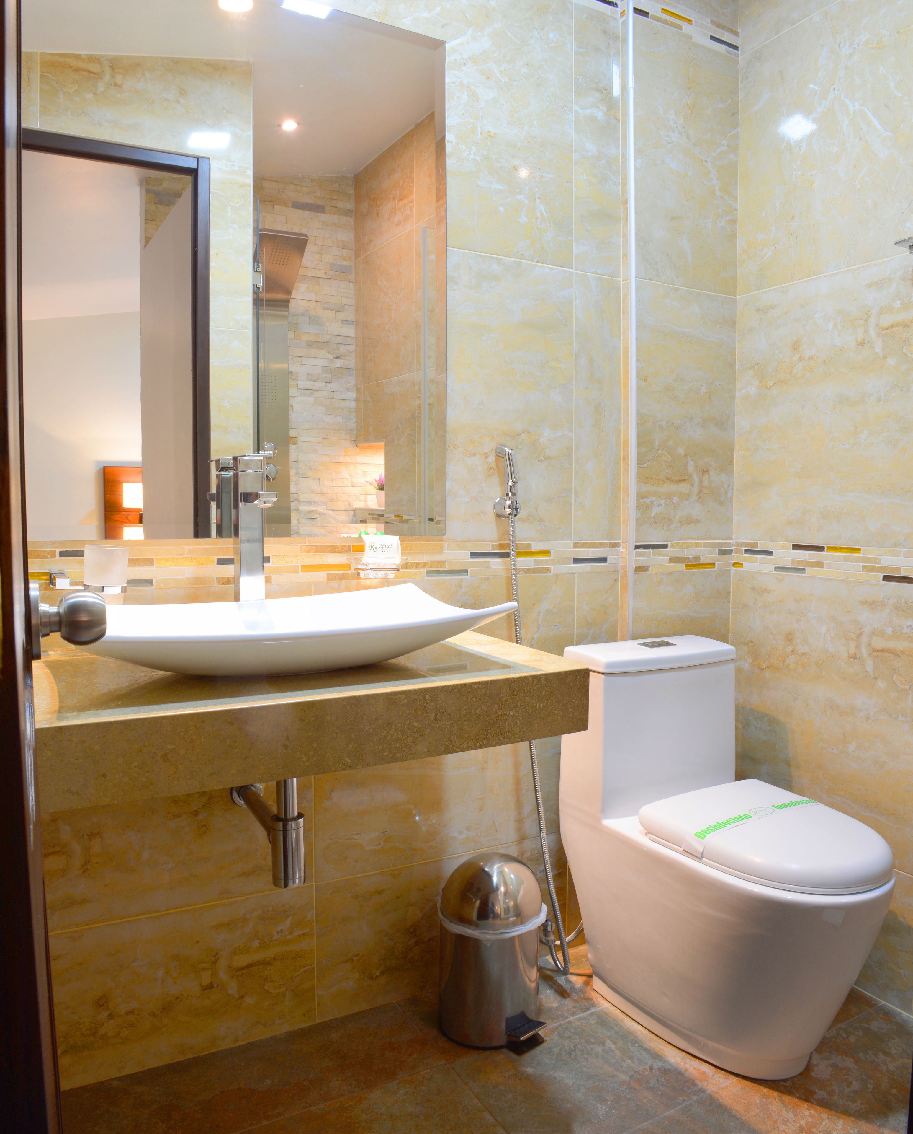 suite (master) | bathroom | shower, free toiletries, towels, soap