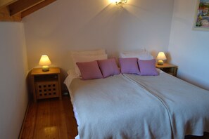 5 slaapkamers, een strijkplank/strijkijzer, reisbedje, gratis wifi