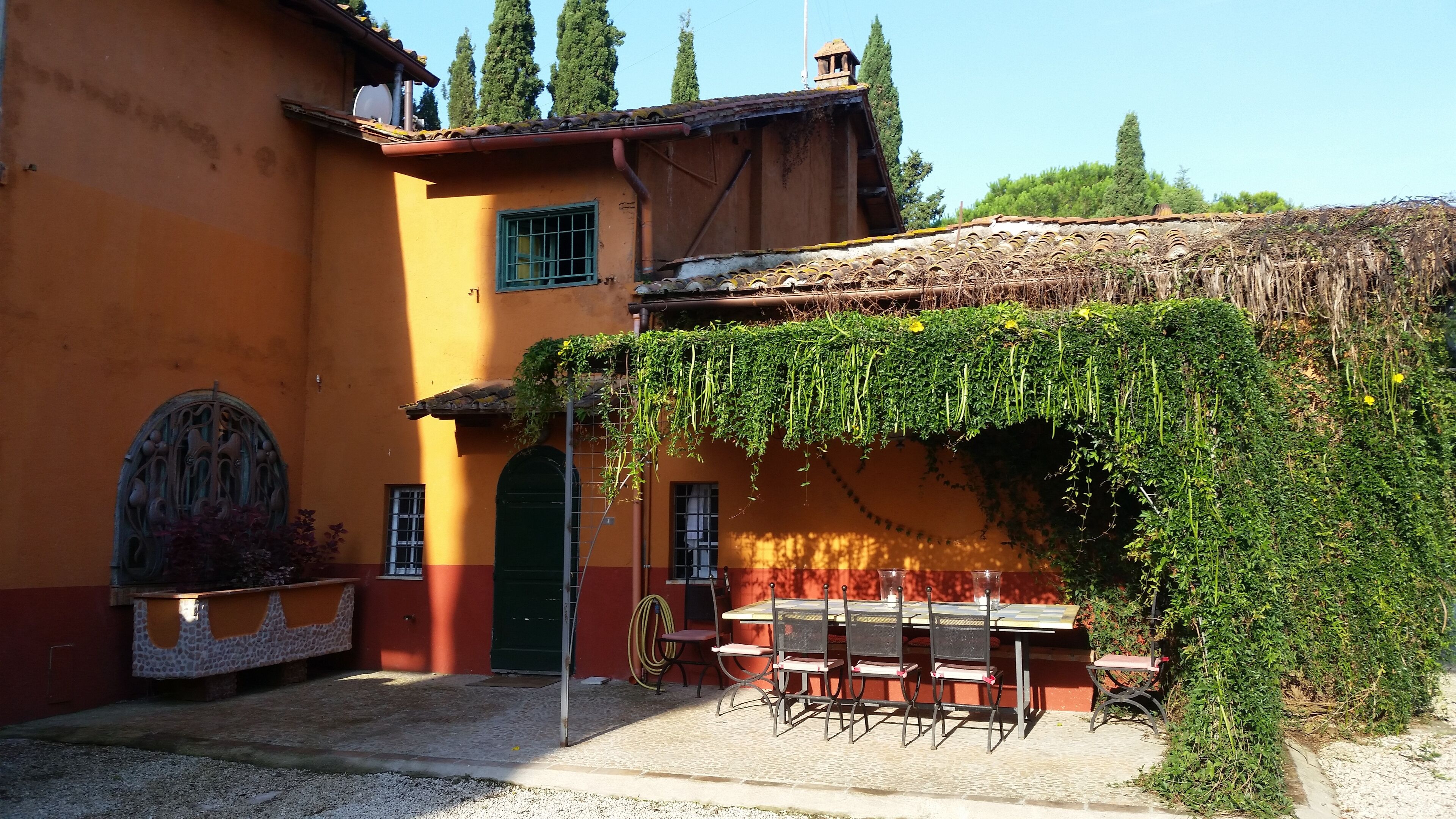 In Villa Silj parkland, family friendly, swimming pool, metro to city centre