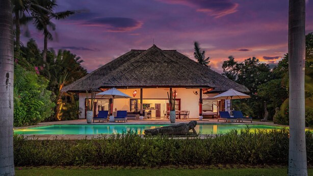 A resort with a thatched-roof building, a swimming pool, and lounge chairs. - 5 * Lovina Beachfront pool villa Free Dolphin Tour (Dencarik)