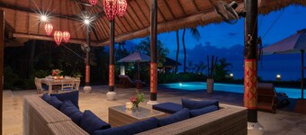 5 * Lovina Beachfront pool villa Free Dolphin Tour