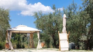 A swimming pool with a pergola and a statue in a landscaped garden. - Surrounded by greenery near the sea (Rosa cottage) (SPIGNO SATURNIA)