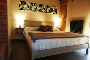 2 bedrooms, in-room safe, iron/ironing board, WiFi