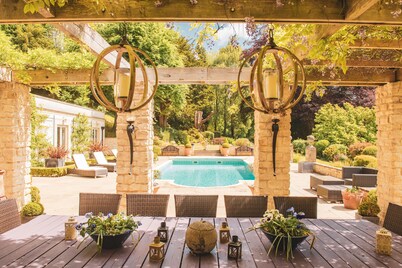 HEATED OUTDOOR POOL(SEASONAL) /LUXURY HOT TUB -SLEEPS 18 + 8 FAMILIES ONLY