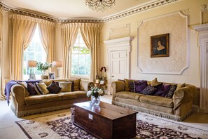 Smart-TV, Kamin, Videospiele, DVD-Player