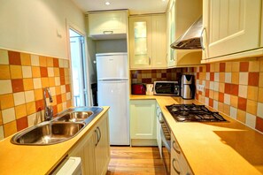 Kühlschrank, Mikrowelle, Ofen, Geschirrspüler