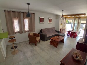 Smart TV - The Blue Pearl, a dream terrace in the sun (Roquetas de Mar)