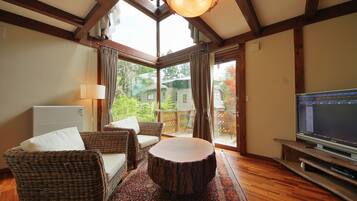 Premium Twin Room | Living area | Flat-screen TV