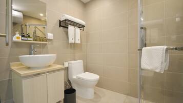 Design-Doppelzimmer | Badezimmer | Dusche, kostenlose Toilettenartikel, Haartrockner, Hausschuhe