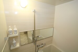 Douche, articles de toilette (gratuits), séchoir à cheveux, pantoufles
