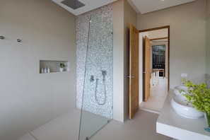 3-Bedroom Pool Villa  | Bathroom | Deep soaking tub, free toiletries, hair dryer, towels - The Ridge Villa 6 (Koh Samui)